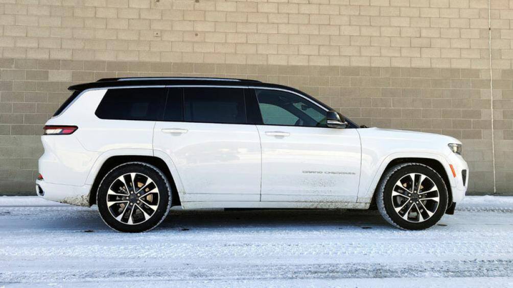 3. Jeep Grand Cherokee L (giá khởi điểm: 42.200 USD)