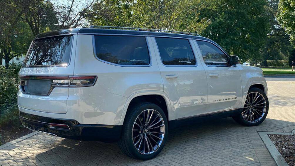 8. Jeep Grand Wagoneer (giá khởi điểm: 87.995 USD)