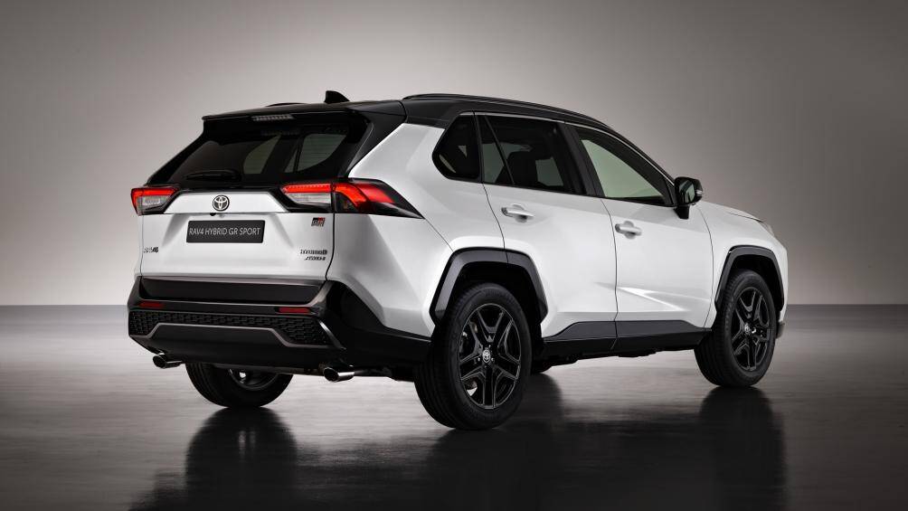 Toyota RAV4 GR Sport nổi bật với bộ la-zăng hợp kim 5 chấu 19 inch được hoàn thiện bằng màu đen bóng