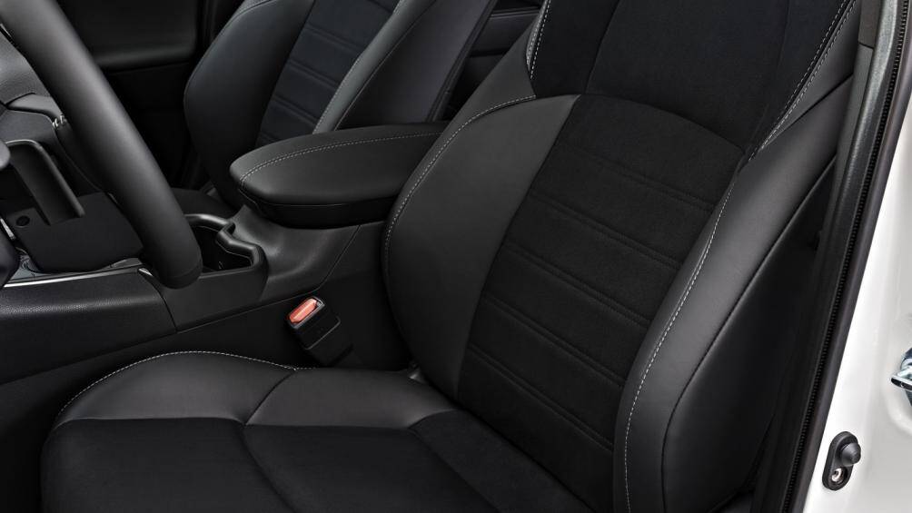 Bên trong cabin, điểm nhấn nổi bật là cặp ghế thể thao mới, được bọc kết hợp giữa chất liệu da và da lộn cùng tựa đầu tích hợp logo GR