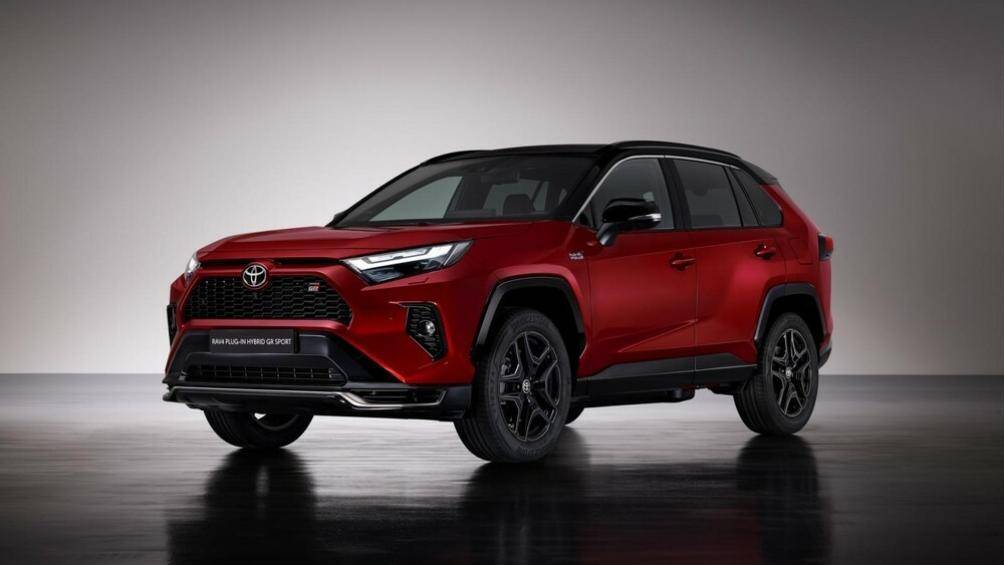 Sự khác biệt đáng chú ý của RAV4 GR Sport so với các phiên bản khác là bộ lò xo và giảm xóc cứng hơn giúp cải thiện khả năng xử lý trên đường