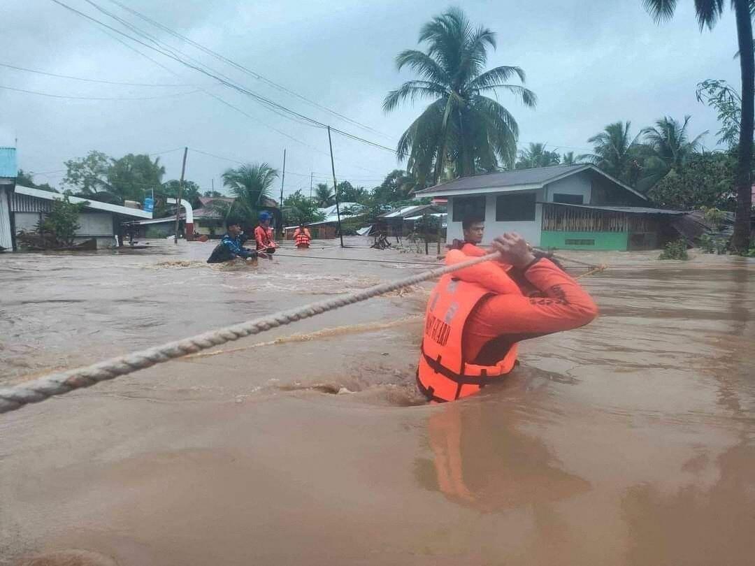 Quan chức tỉnh Maguindanao - ông Nasrullah Imam cho biết: “Rất nhiều khu vực  chưa từng bị lũ lụt bao giờ thì nay bị ảnh hưởng nặng nề”. 
Nhiều gia đình bị dòng nước chảy siết cuốn trôi.