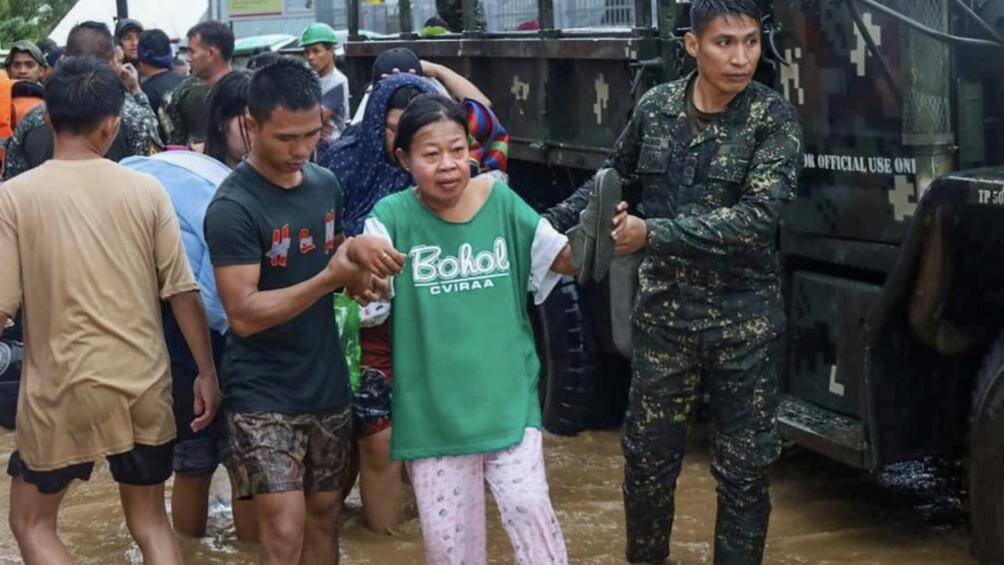 Quân đội Philippines đã huy động phương tiện quân sự để đưa người dân bị mắc kẹt tại thành phố Cotabato và các thị trấn gần đó đi sơ tán.
