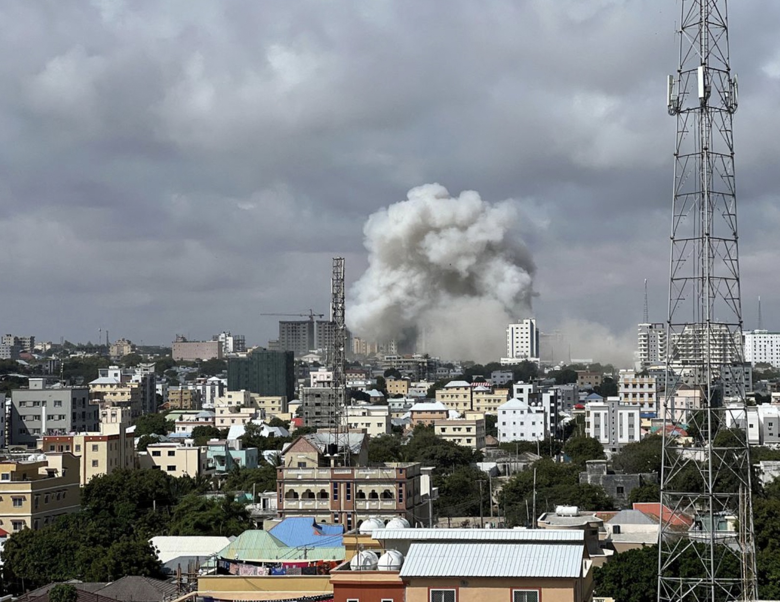 Vụ nổ thứ 2 xảy ra khi mọi người đang tập trung cứu giúp các nạn nhân của vụ đầu tiên.