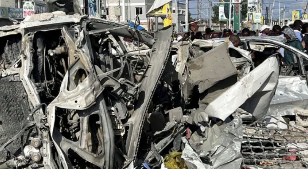 Vụ việc xảy ra một ngày sau khi Tổng thống, Thủ tướng và nhiều quan chức cấp cao khác của Somalia họp bàn các biện pháp chống các nhóm Hồi giáo cực đoan, đặc biệt là nhóm al-Shabab có quan hệ với mạng lưới khủng bố quốc tế Al-Qaeda.