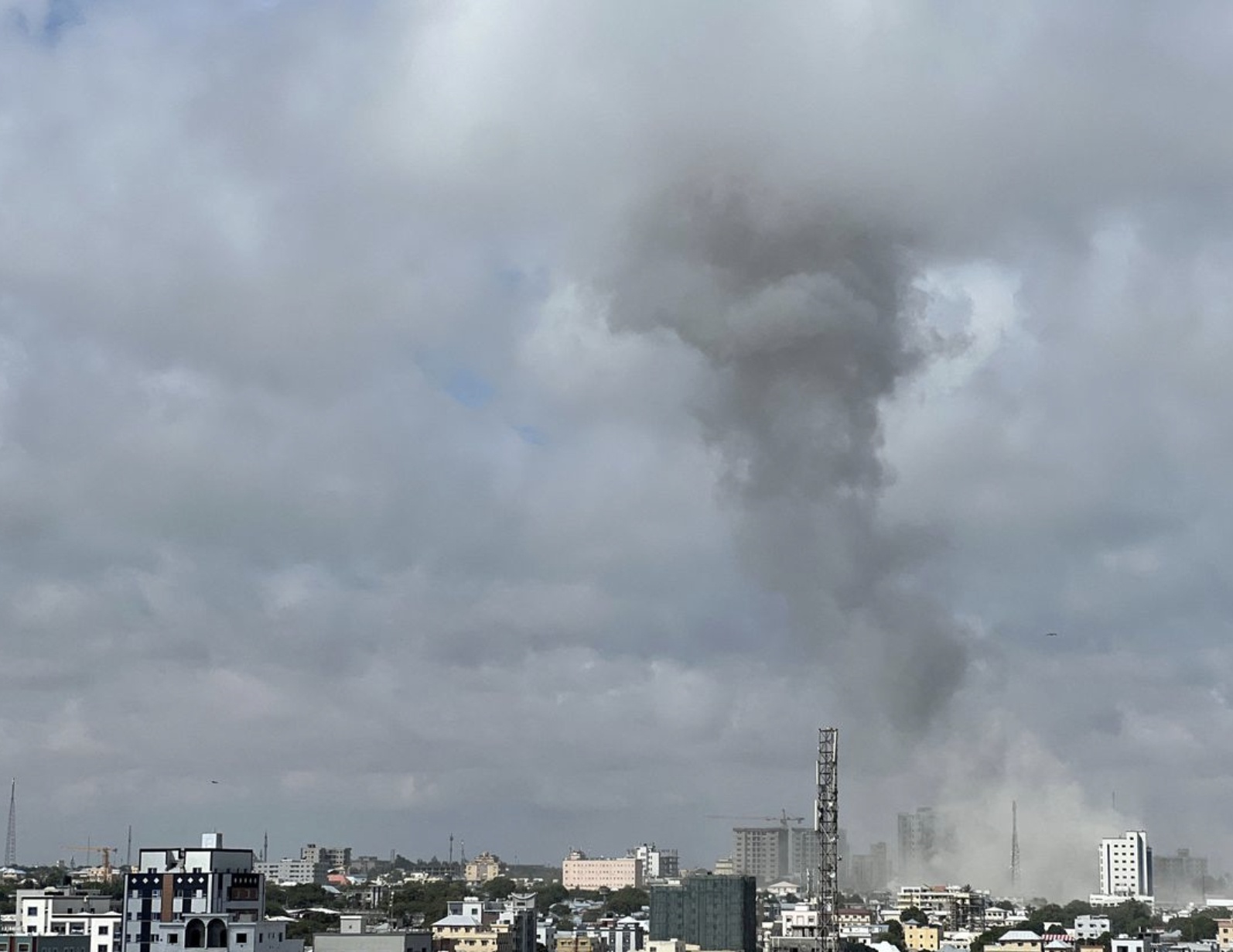 Hiện chưa có tổ chức hay cá nhân nào thừa nhận thực hiện vụ tấn công trên. Tuy nhiên, nhóm al-Shabaab thường đánh bom và thực hiện các vụ tấn công bằng súng tại Mogadishu và nhiều nơi khác. Nhóm này từng tấn công trụ sở Bộ Giáo dục Somalia vào năm 2015.