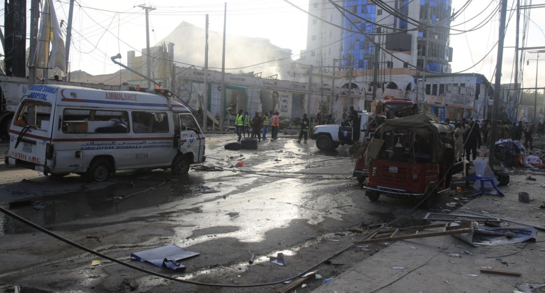 Tổng thống Somalia cho biết vì còn nhiều người bị thương nặng nên con số thiệt mạng có thể tăng cao hơn. Trong ảnh là xe cứu thương đang vội vã tới hiện trường ứng cứu.