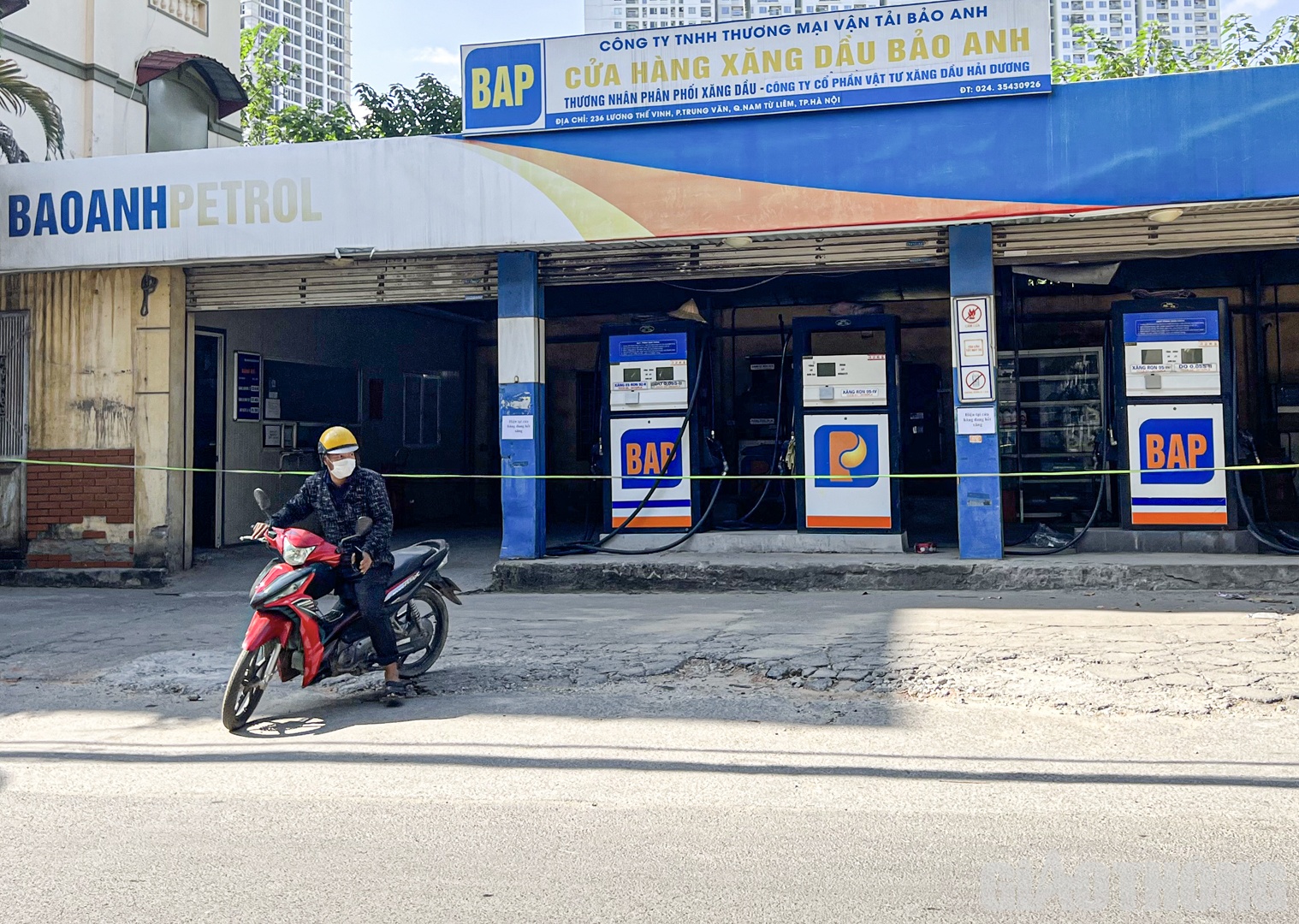 Người mua xăng bất ngờ khi cửa hàng ngừng bán.