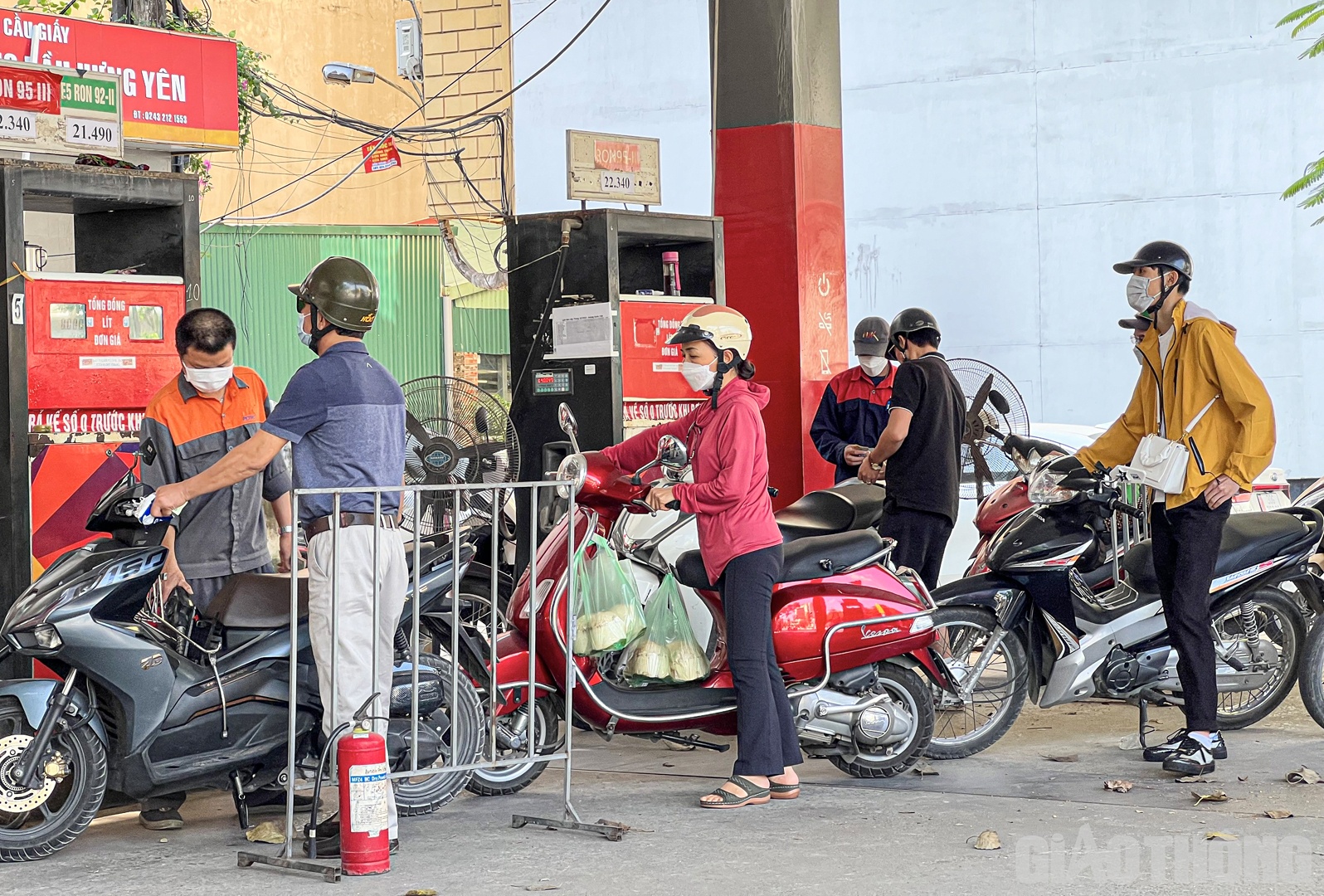 Trước đó, Bộ trưởng Công thương Nguyễn Hồng Diên khẳng định tổng nguồn cung xăng dầu ở Việt Nam không thiếu. Đặc biệt, hiện tượng thiếu hàng cục bộ ở hệ thống thương nhân phân phối và cửa hàng bán lẻ ở TP.HCM cùng một số tỉnh phía Nam, lãnh đạo Bộ Công thương bày tỏ “là điều rất đáng tiếc và bất thường”.
