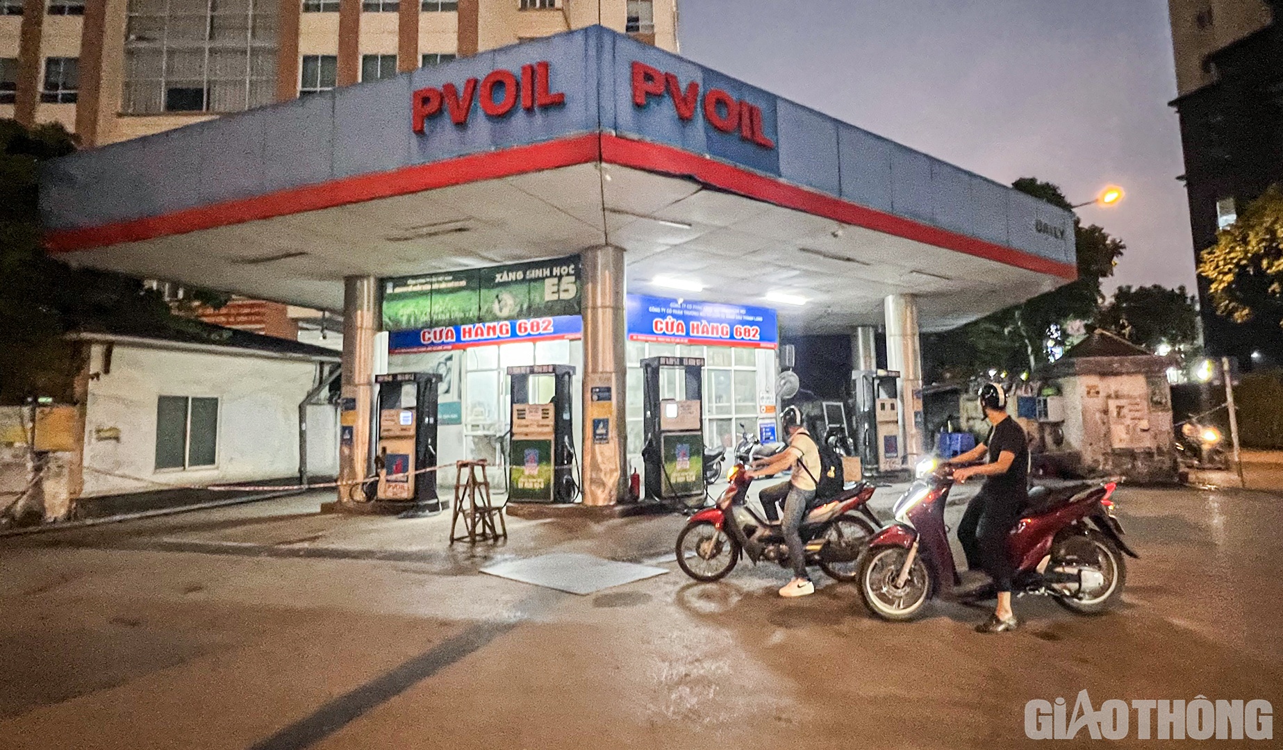 Tuy nhiên, đến gần 17h40, cây xăng này vẫn chưa có xăng để bán.