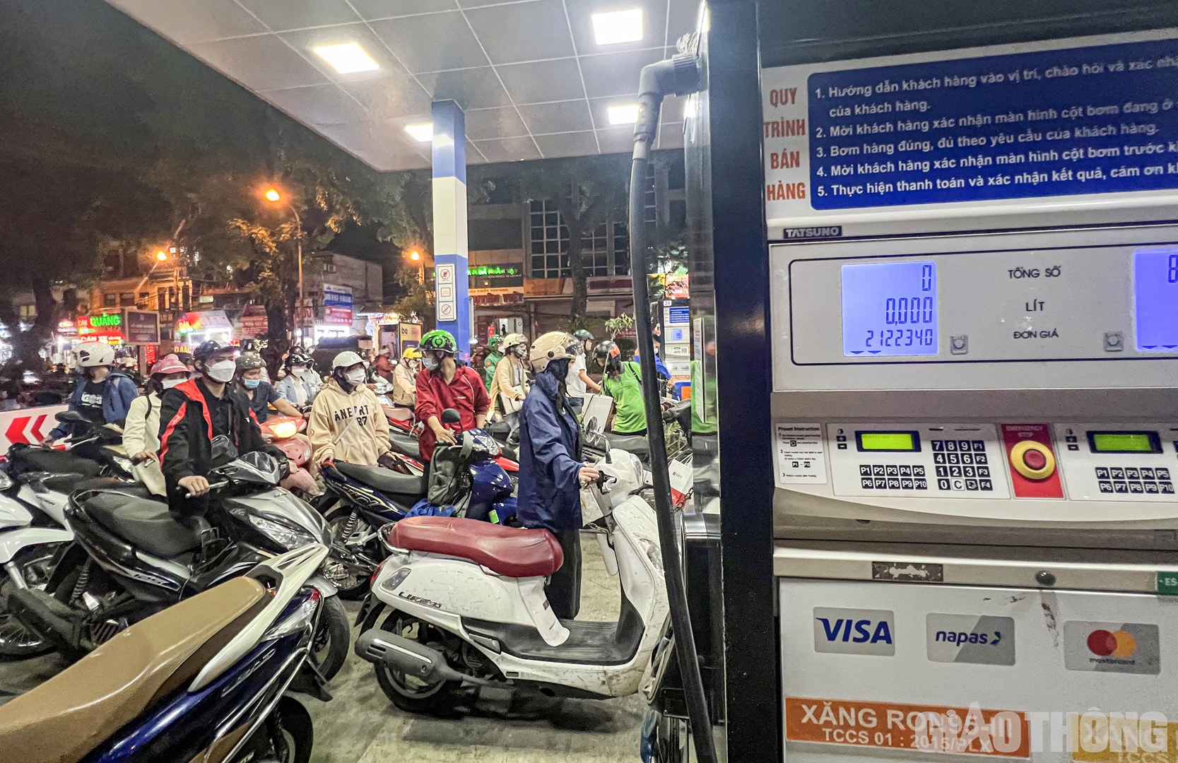 Người dân phải xếp hàng dài chờ đến lượt đổ xăng.