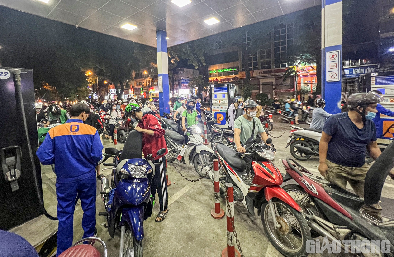 Trong khi đó, cây xăng số 31 đường Láng (gần Ngã Tư Sở) lại rất đông đúc trong giờ cao điểm.