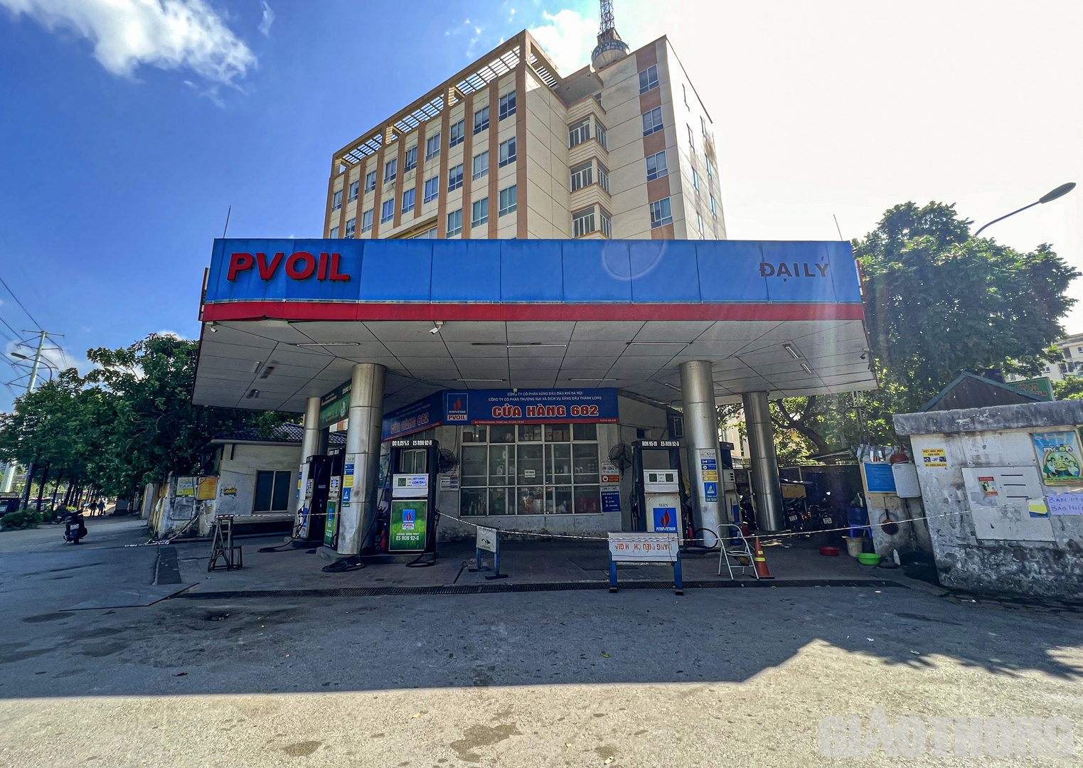 Theo ghi nhận của PV Báo Giao thông, thời điểm 9h30 sáng ngày 31/10, tại cây xăng 682 thuộc hệ thống phân phối của PVOIL (phường Trung Văn, quận Nam Từ Liêm) tạm ngừng phục vụ với lý do hết hàng.
