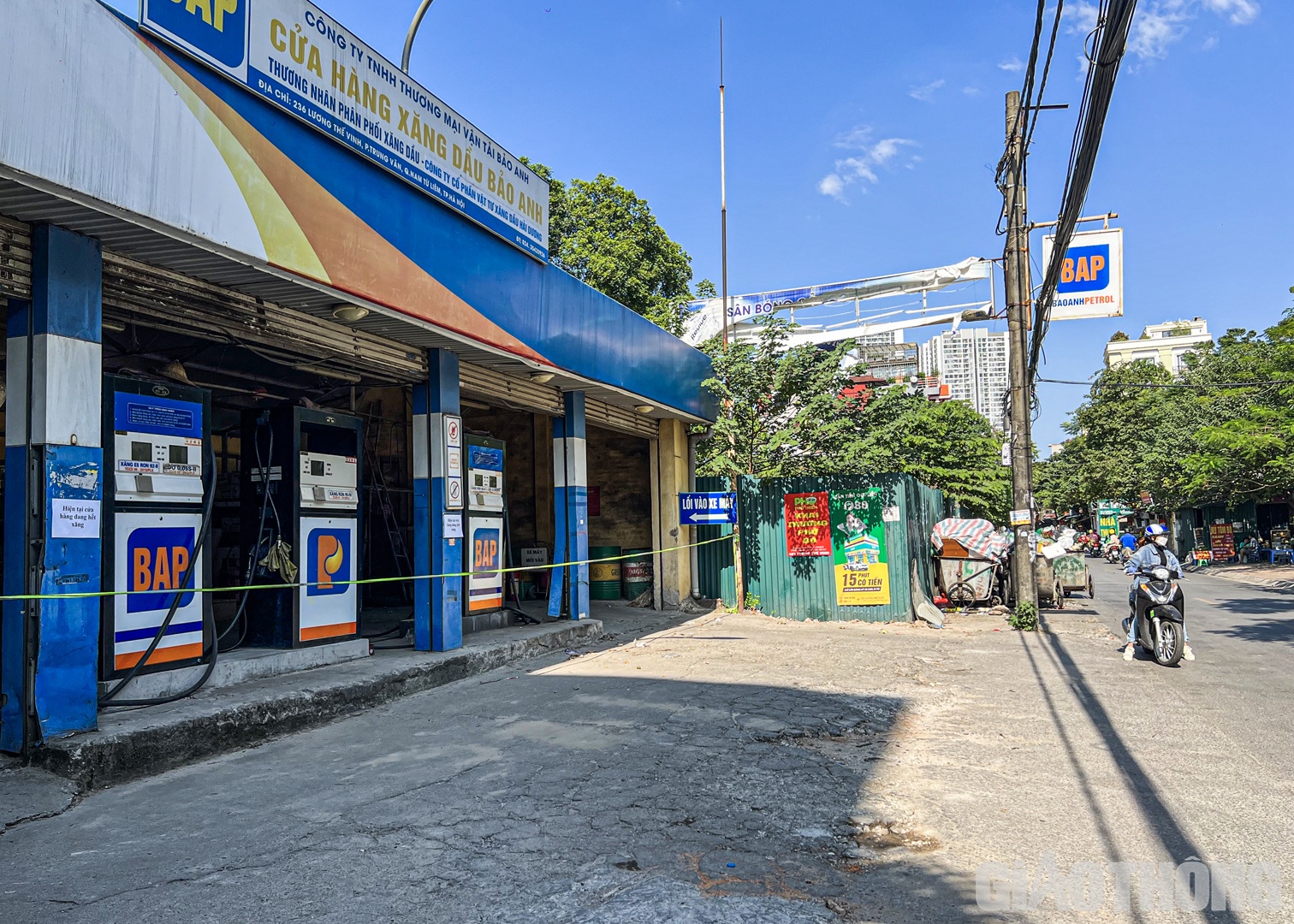 Cách đó không xa, cây xăng có địa chỉ 236 Lương Thế Vinh (phường Trung Văn, quận Nam Từ Liêm) cũng dán thông báo "hiện tại cửa hàng đang hết xăng".