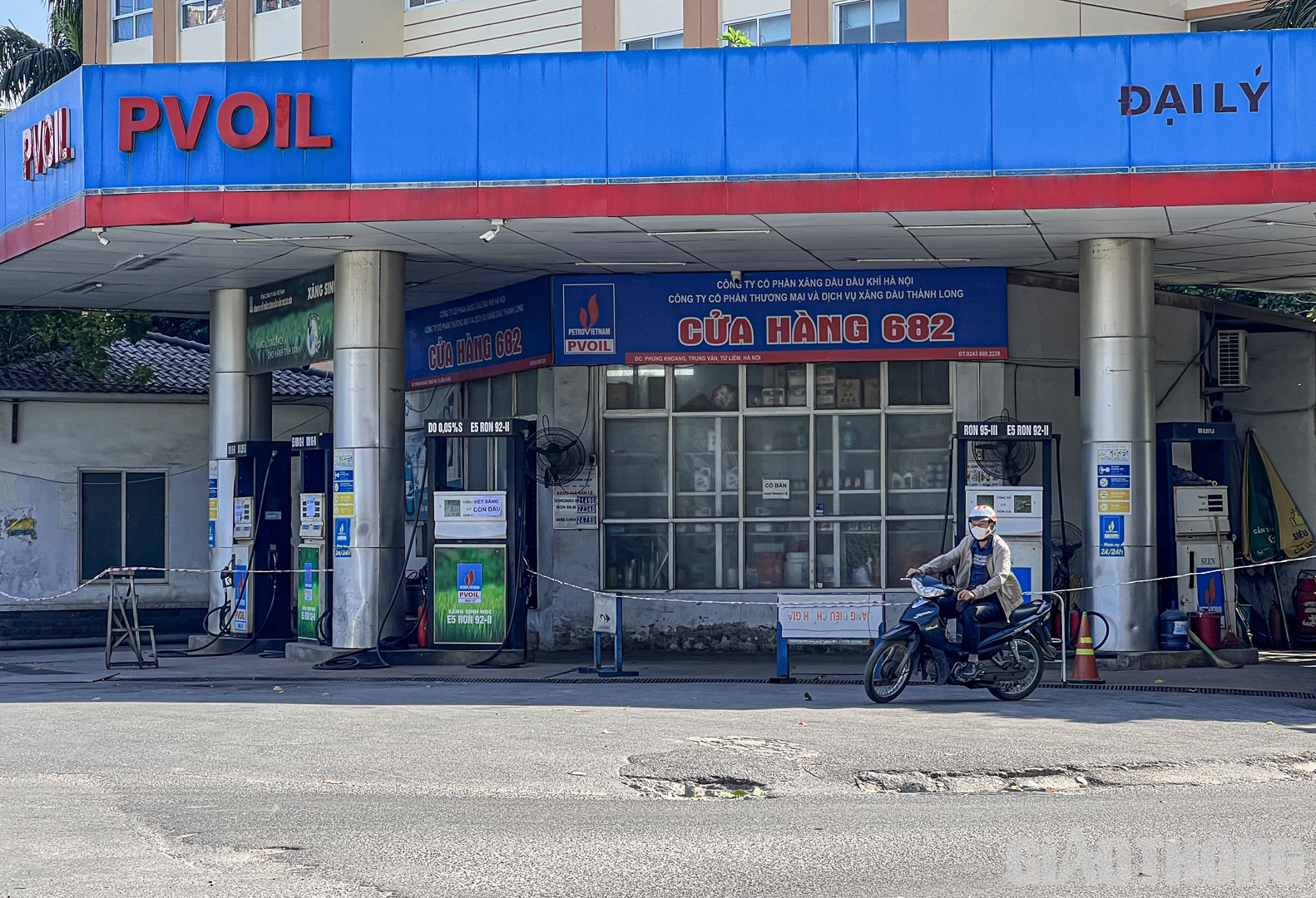 Về việc cây xăng 682 (phường Trung Văn, quận Nam Từ Liêm) hết hàng, đại diện PVOIL cho biết, đơn vị vẫn cấp hàng cho đại lý này theo tiến độ nhưng do ngày hôm qua và sáng nay số lượng xăng bán ra tăng đột xuất nên tạm hết hàng. "Xe của đại lý sắp về đến nơi để nhập hàng”, đại diện PVOIL thông tin.