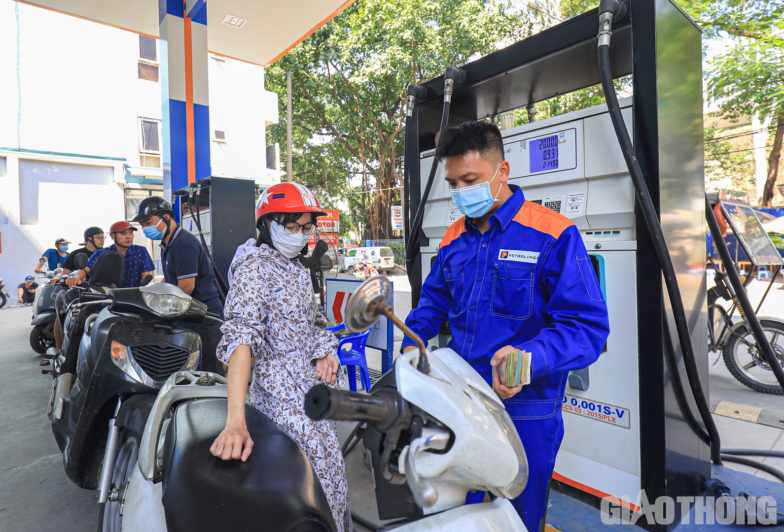 Vị Bộ trưởng còn cho rằng, việc quản lý cung ứng, kinh doanh xăng, dầu được giao cho 7 bộ, ngành, cơ quan chức năng và chính quyền 63 tỉnh, thành phố thực hiện và cần sự phối hợp từ các cơ quan liên quan để đảm bảo ổn định thị trường.