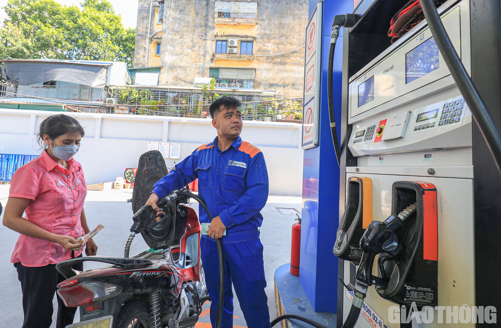 Tuy nhiên, giải trình trước Quốc hội về điều hành giá xăng dầu vào cuối giờ chiều 28/10, Bộ trưởng Bộ Tài chính Hồ Đức Phớc khẳng định nguồn cung xăng, dầu đang bị thiếu hụt.
Theo Bộ trưởng Phớc, nhu cầu xăng, dầu của nước ta khoảng 19,2 triệu tấn/năm. Thế nhưng, hiện nhà máy lọc dầu Bình Sơn có công suất 6,2 triệu tấn, 9 tháng vừa qua đạt 4,4 triệu tấn, đạt 70% kế hoạch, tức là đạt sản lượng đề ra. Còn nhà máy Nghi Sơn công suất đạt 6,8 triệu tấn, 9 tháng mới đạt 43%, tức vẫn thiếu hụt nguồn cung…