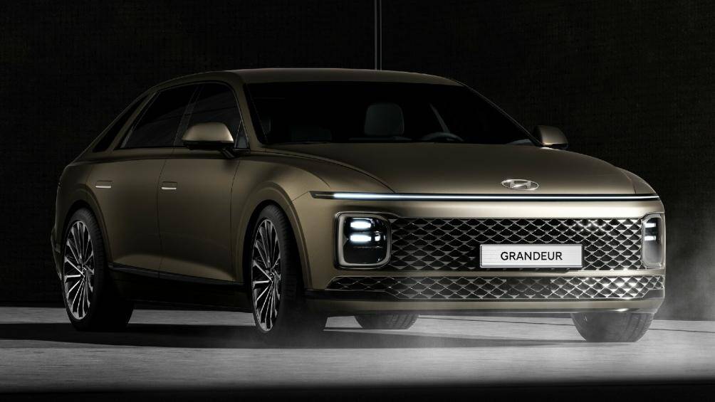 Phần đầu xe sở hữu dải đèn định vị LED trải dài theo chiều rộng, đèn pha tách rời và đặt thấp