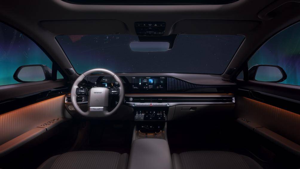 Màn hình lớn trải dài trên taplo, màn hình cảm ứng thứ 3 dùng để điều khiển cụm công cụ, vô lăng mới tích hợp nút chức năng và chọn cấp số