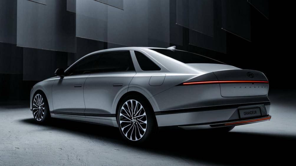 Đường viền dập nổi trải dài từ nắp capo đến đuôi xe góp phần tạo ấn tượng cho chiếc sedan cỡ lớn này