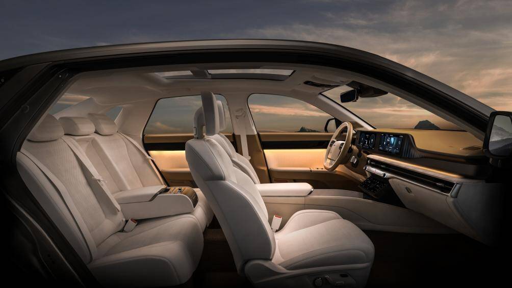 Các điểm nhấn trong cabin làm bằng gỗ cao cấp và nhôm, kết hợp với các chi tiết bọc da Nappa