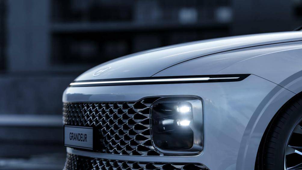 Điểm nhấn là lưới tản nhiệt lớn bao phủ gần hết cản trước