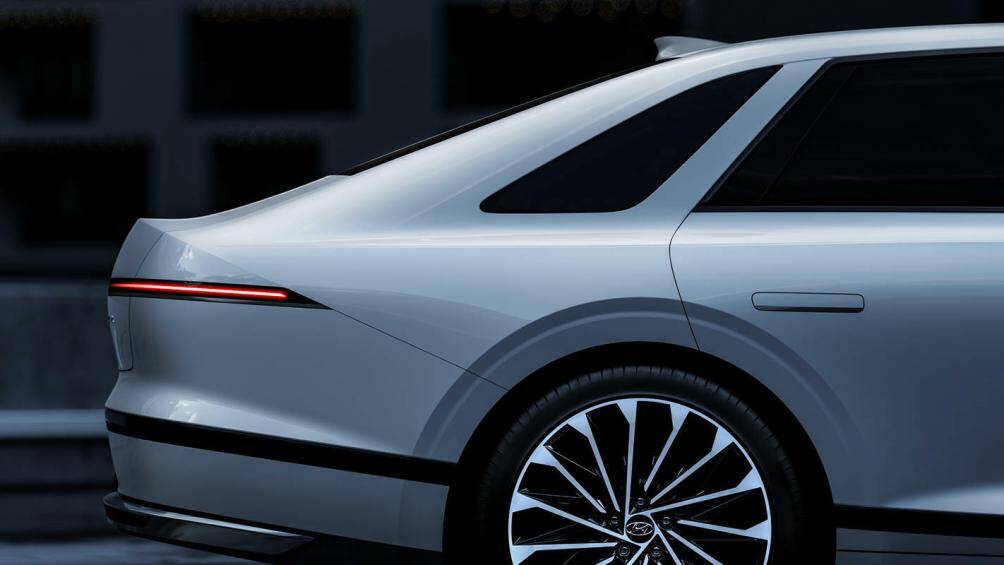 Ở phía sau cũng là một dải ngang nét mỏng kéo dài hết chiều rộng đóng vai trò làm đèn hậu LED, phần đuôi vuốt cong lên