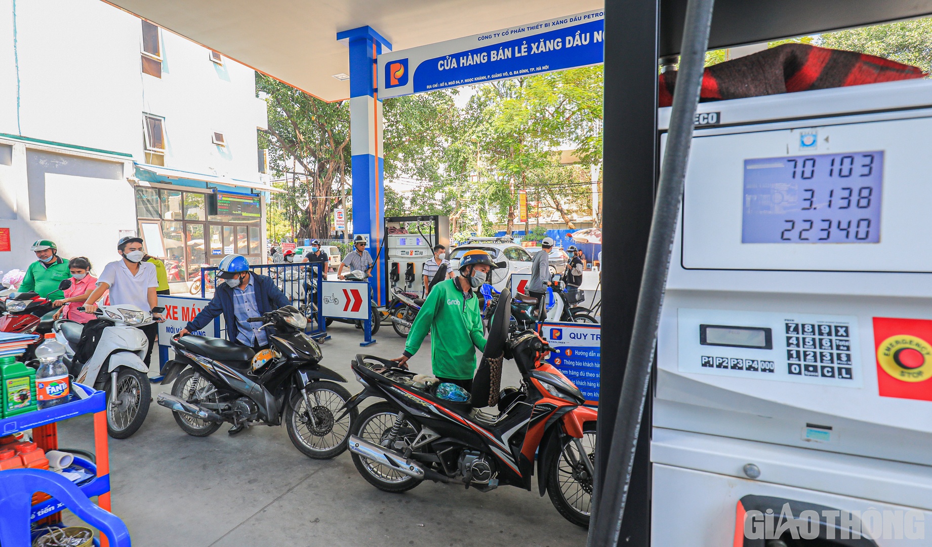 Bộ trưởng Tài chính kiến nghị, sắp tới sửa Nghị định 95, đề nghị Chính phủ giao toàn diện phần xăng dầu về Bộ Công thương, gồm việc quyết định giá, chi phí định mức.
Việc này nhằm đảm bảo chủ động nguồn cung giữa đầu mối, phân phối và bán lẻ; Chủ động điều chỉnh chi phí định mức và giải quyết khó khăn, nguồn cung xăng dầu.