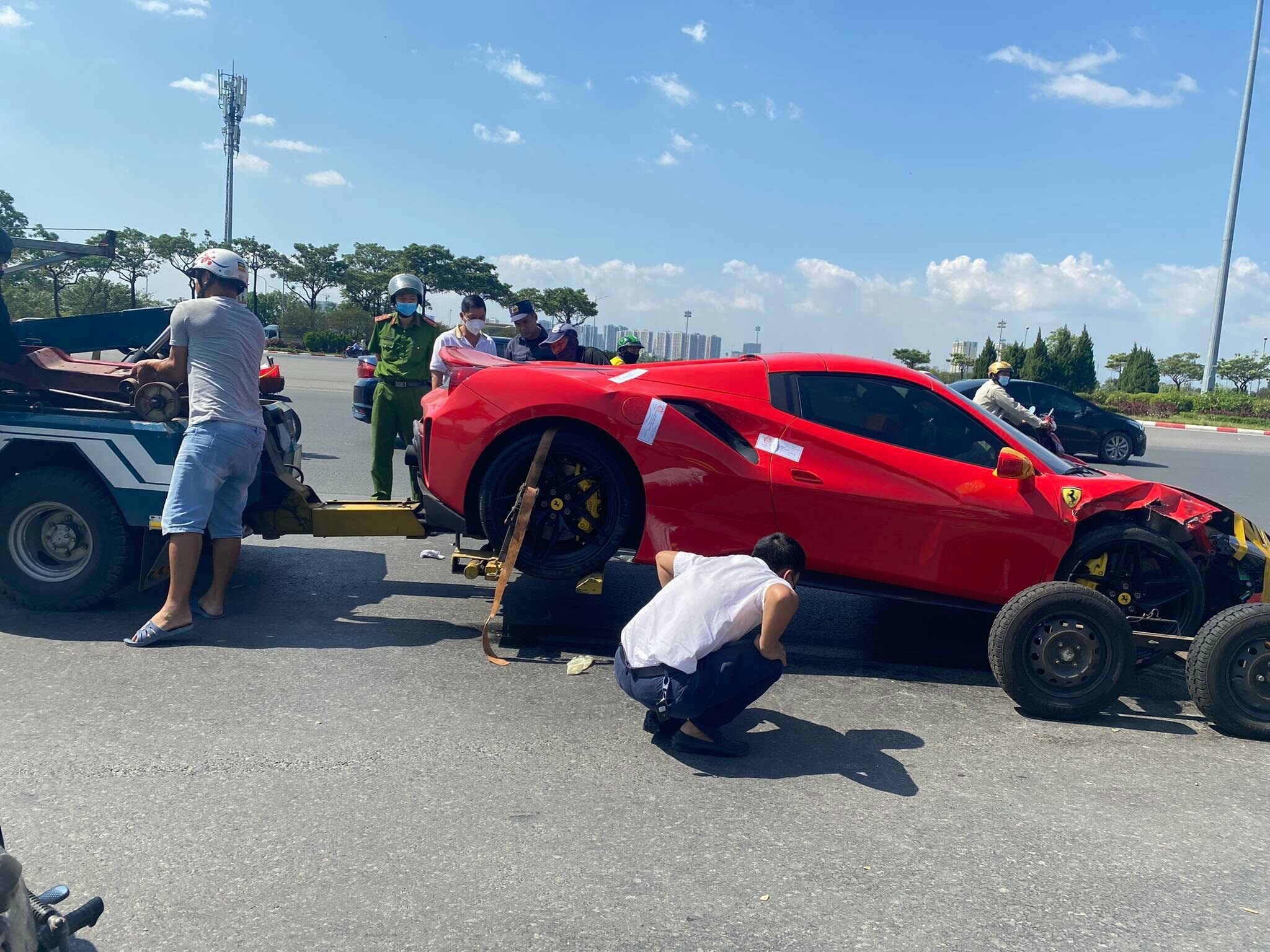 Sau khi khám nghiệm hiện trường xong chiếc xe Ferrari 488 được lực lượng chức năng tiến hành cẩu kéo khỏi hiện trường.