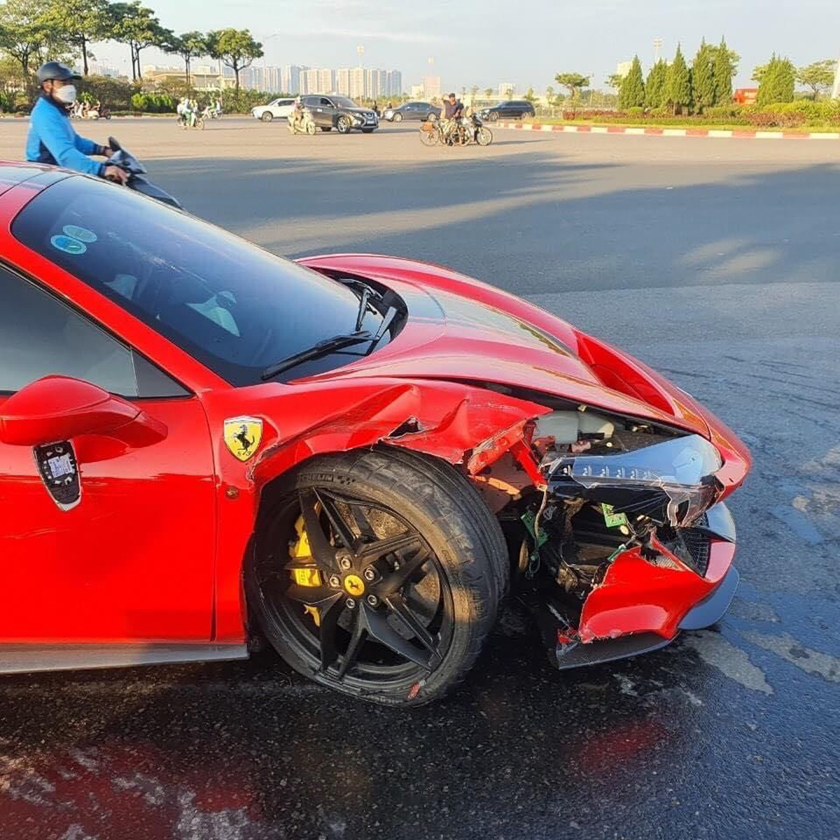 Cú va chạm đã khiến đầu chiếc xe Ferrari 488 vỡ nát một phần phía bên phải.
