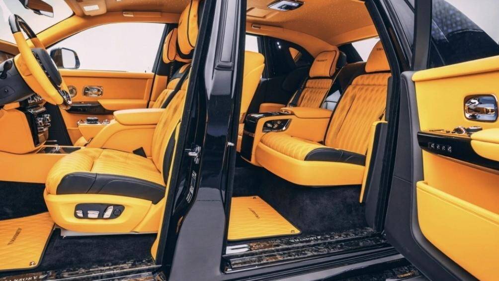 Trái với vẻ quyền lực và bí ẩn của màu sơn đen ở phần ngoại thất, khoang cabin của chiếc Phantom bản độ Mansory nổi bật với tông màu cam tươi sáng