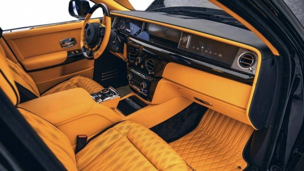 Logo của Mansory có thể tìm thấy trên tựa đầu, dây an toàn, bảng điều khiển, vô lăng, thảm sàn và thậm chí trên tấm lót trong cốp