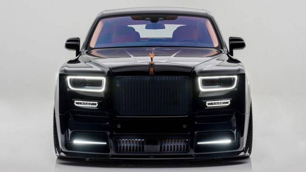 Chiếc xe siêu sang vẫn mang tông màu đen chủ đạo kết hợp các điểm nhấn màu cam nổi bật, điển hình là biểu tượng Spirit Of Ecstacy