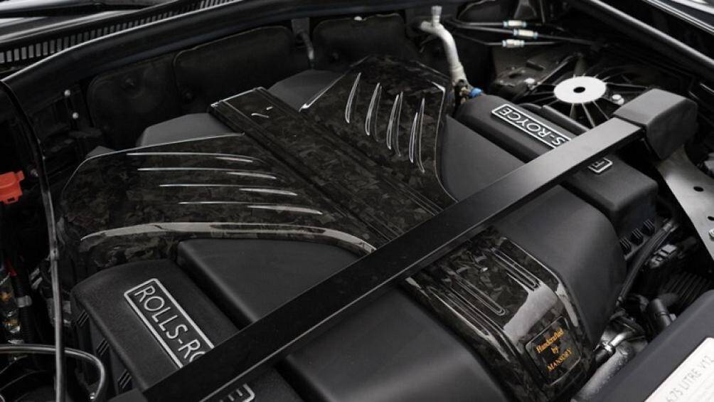 Dưới nắp capo là cụm máy V12 dung tích 6.75L tăng áp kép có lớp vỏ mới từ sợi carbon với logo Mansory