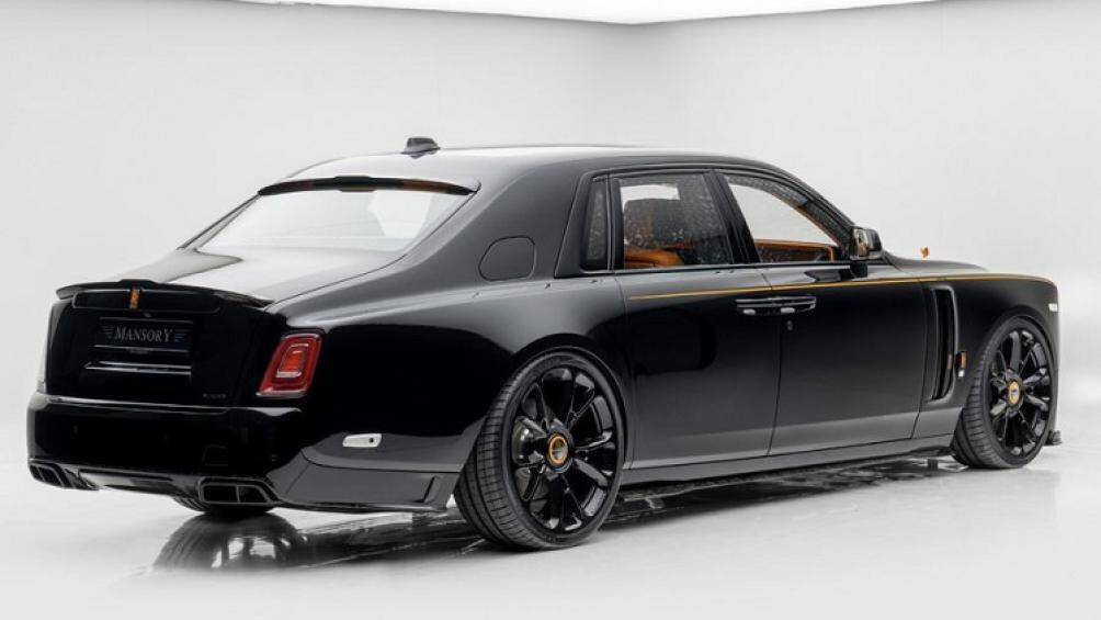 Ở phía sau, hãng độ đã trang bị hệ thống ống xả thể thao kết hợp chức năng điều khiển từ xa