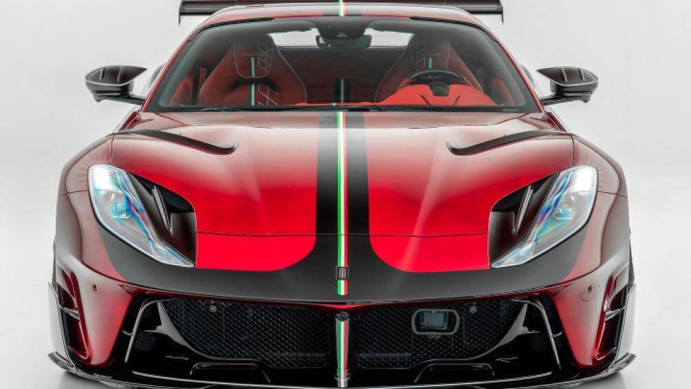 Phần đầu xe cũng được thiết kế lại táo bạo hơn với vây lướt gió tại cản trước, ốp cản trước