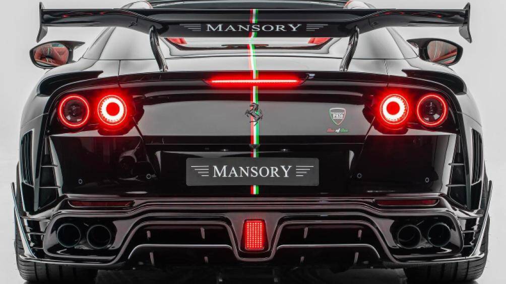 Thân vỏ được làm từ sợi carbon, bộ mâm 21 inch ở cầu trước và 22 inch ở cầu sau, cánh lướt gió kích thước lớn nằm tại đuôi xe...