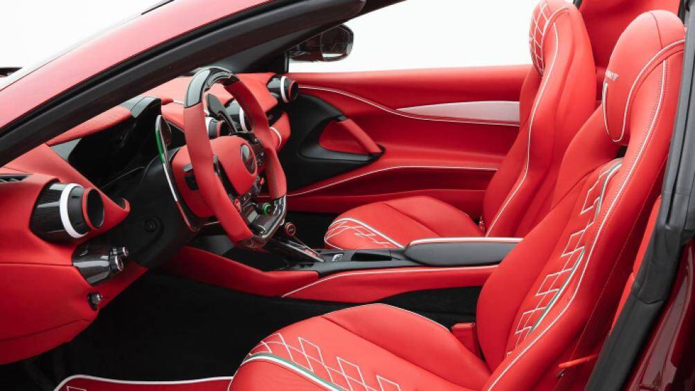 Thiết kế nội thất tương đồng với ngoại thất 2 tông màu chủ đạo đỏ và đen, đi kèm những chi tiết trang trí tương phản mô phỏng quốc kỳ Italy