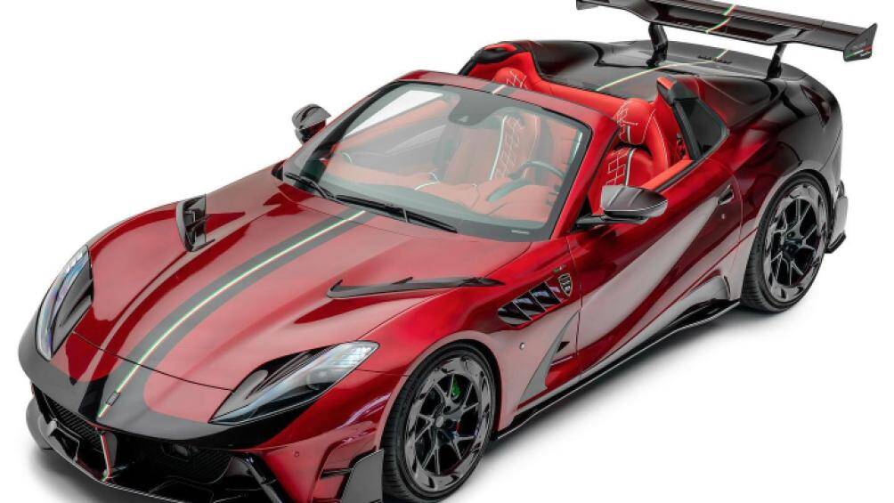 Bộ tem đua hàng thửa với quốc kỳ Italy chạy dài từ phần đầu xe đến cuối xe. Cản sau được điều chỉnh lại hầm hố hơn với khuếch tán gió lớn