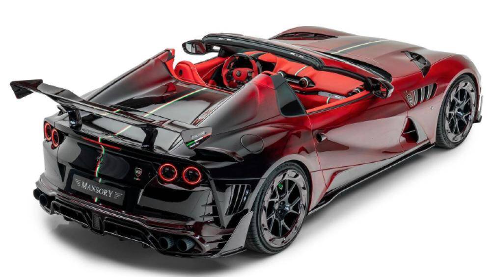 Điểm nổi bật của Mansory Stallone Tempesta Nera là nước sơn biến đổi giữa 2 tông màu đỏ - đen một cách tinh tế giữa phần đầu và đuôi xe