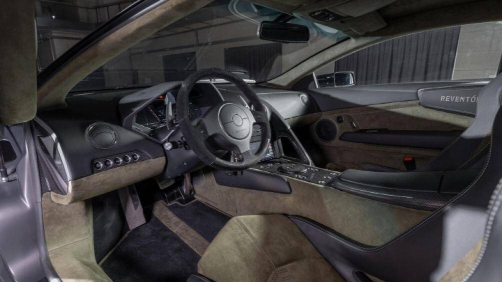 Tổng quan nội thất của Reventon được thừa hưởng từ Murcielago LP 640 với những chất liệu như sợi carbon, hợp kim nhôm, da cao cấp và Alcantara
