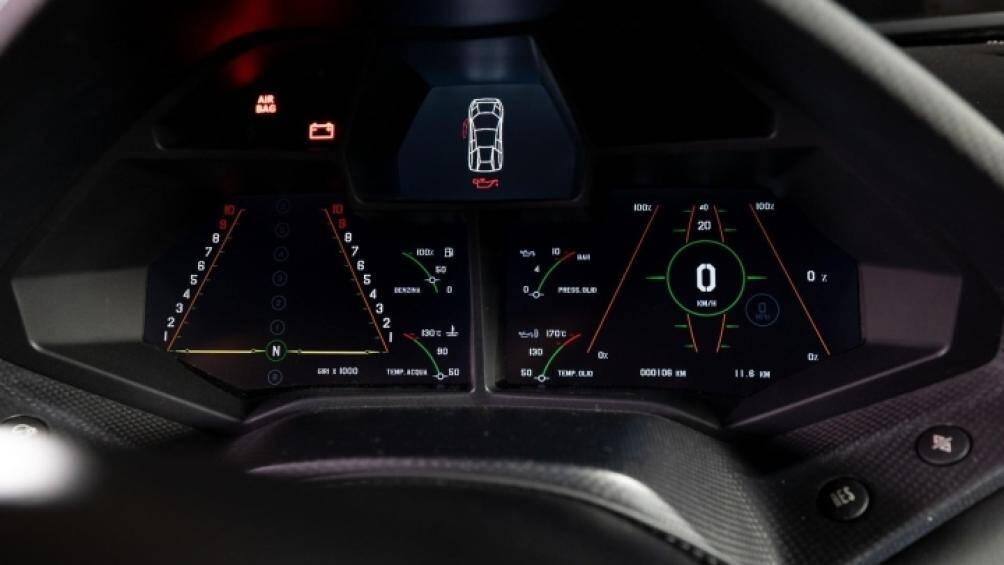 Vào thời điểm bấy giờ, bảng đồng hồ kỹ thuật số TFT là điểm thay đổi đáng kể so với đàn anh Murcielago LP 640, sở hữu 3 lựa chọn đồ họa đậm chất tương lai