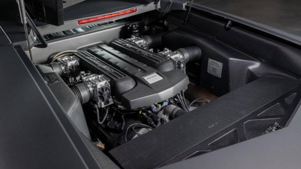 Cung cấp sức mạnh cho chiếc xe là khối động cơ V12 hút khí tự nhiên dung tích 6.5L, công suất tối đa 650 mã lực và mô-men xoắn cực đại 660 Nm