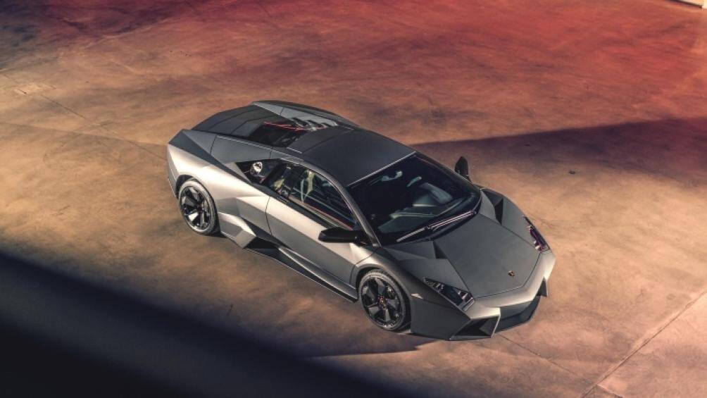 Các phụ kiện kèm theo vẫn còn trong hiện trạng tốt như bộ dao gấp thửa riêng, túi xách phong cách quân đội, móc khóa mang logo Lamborghini...