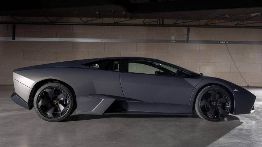 Tất cả 21 chiếc Reventon (và 15 chiếc Reventon Roadster ra mắt vào năm 2009) đều sở hữu nước sơn xám mờ Grigio Barra với các hạt kim loại