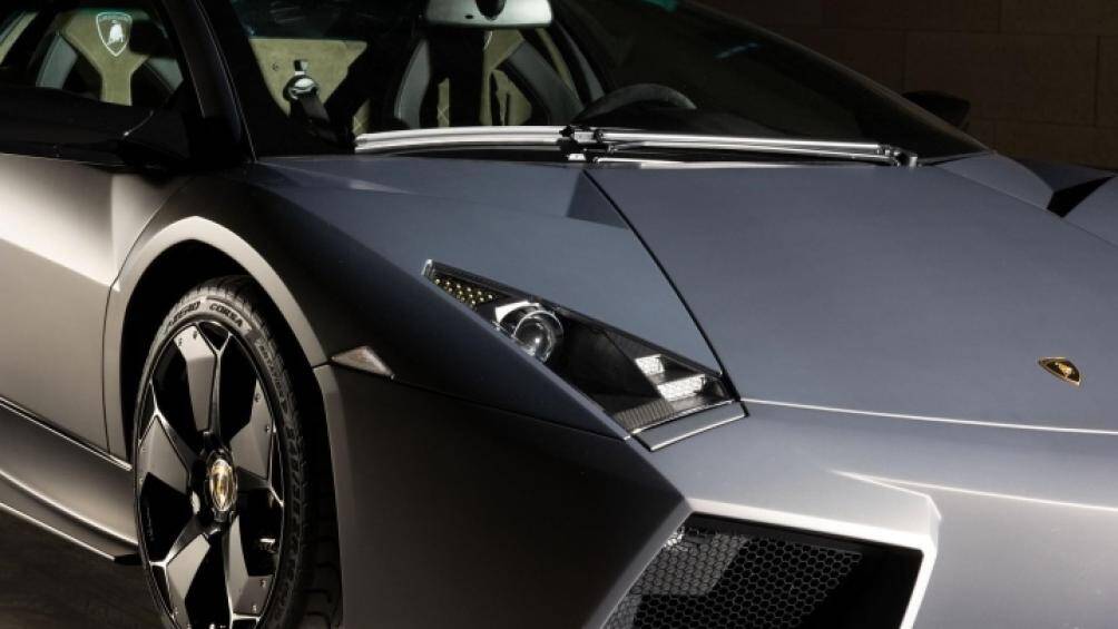 Hệ thống đèn pha của Reventon vẫn sử dụng công nghệ Bi-Xenon, kết hợp với thiết kế đèn ban ngày LED với 7 bóng tách biệt