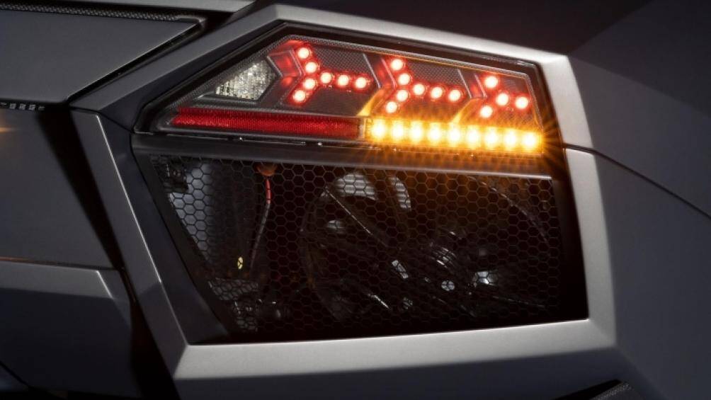 Hệ thống đèn hậu cũng lần đầu tiên được trang bị công nghệ LED. Họa tiết chữ Y "Ypsilon" cũng xuất hiện trên Reventon