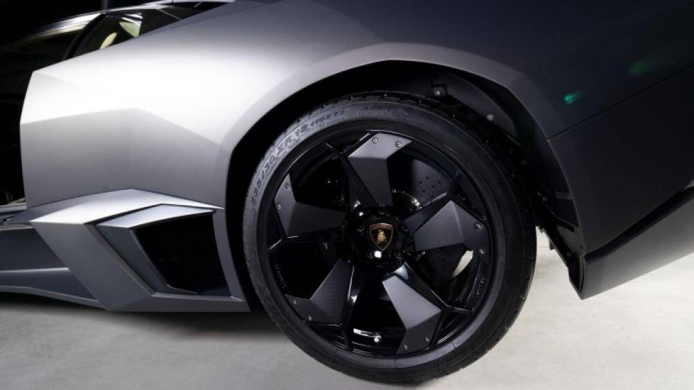 Bộ mâm đúc 18 inch đặc trưng của Reventon được gia công bởi Alcoa, với các chấu khí động học được làm từ sợi carbon