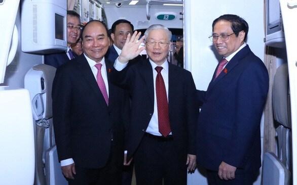 Tối 1/11, Tổng Bí thư Nguyễn Phú Trọng và Đoàn đại biểu cấp cao Việt Nam đã về đến Hà Nội, kết thúc tốt đẹp chuyến thăm chính thức nước Cộng hòa Nhân dân Trung Hoa từ ngày 30/10 - 1/11, theo lời mời của Tổng Bí thư, Chủ tịch Trung Quốc Tập Cận Bình. Chuyến thăm chính thức nước Cộng hòa Nhân dân Trung Hoa của Tổng Bí thư Nguyễn Phú Trọng là chuyến thăm song phương chính thức đầu tiên của lãnh đạo cấp cao Đảng, Nhà nước Việt Nam tới Trung Quốc kể từ sau khi bùng phát đại dịch Covid-19 và là chuyến thăm nước ngoài đầu tiên của Tổng Bí thư Nguyễn Phú Trọng sau Đại hội XIII.
Tổng Bí thư Nguyễn Phú Trọng cũng là nhà lãnh đạo cấp cao nước ngoài đầu tiên thăm Trung Quốc sau Đại hội XX của Đảng Cộng sản Trung Quốc. Cuộc gặp giữa Tổng Bí thư Nguyễn Phú Trọng và Tổng Bí thư, Chủ tịch Trung Quốc Tập Cận Bình là cuộc gặp trực tiếp đầu tiên giữa Tổng Bí thư hai Đảng sau 5 năm (kể từ tháng 11/2017).
Chuyến thăm chính thức Cộng hòa Nhân dân Trung Hoa của Tổng Bí thư Nguyễn Phú Trọng nhằm đề cao đường lối đối ngoại, trong đó khẳng định chủ trương nhất quán của Việt Nam coi trọng quan hệ với Trung Quốc là ưu tiên hàng đầu trong chính sách đối ngoại, mong muốn phát triển lâu dài, ổn định, ngày càng hiệu quả, thực chất theo tinh thần nhận thức chung của lãnh đạo cấp cao hai đảng, hai nước.
Trong ảnh, Chủ tịch nước Nguyễn Xuân Phúc, Thủ tướng Chính phủ Phạm Minh Chính đón Tổng bí thư Nguyễn Phú Trọng. Ảnh - TTXVN