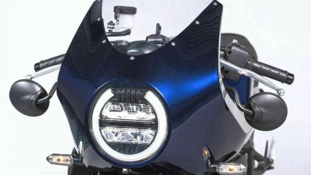 Xe còn được trang bị đèn pha hình tròn, bao quanh bằng dải đèn LED định vị ban ngày hình móng ngựa